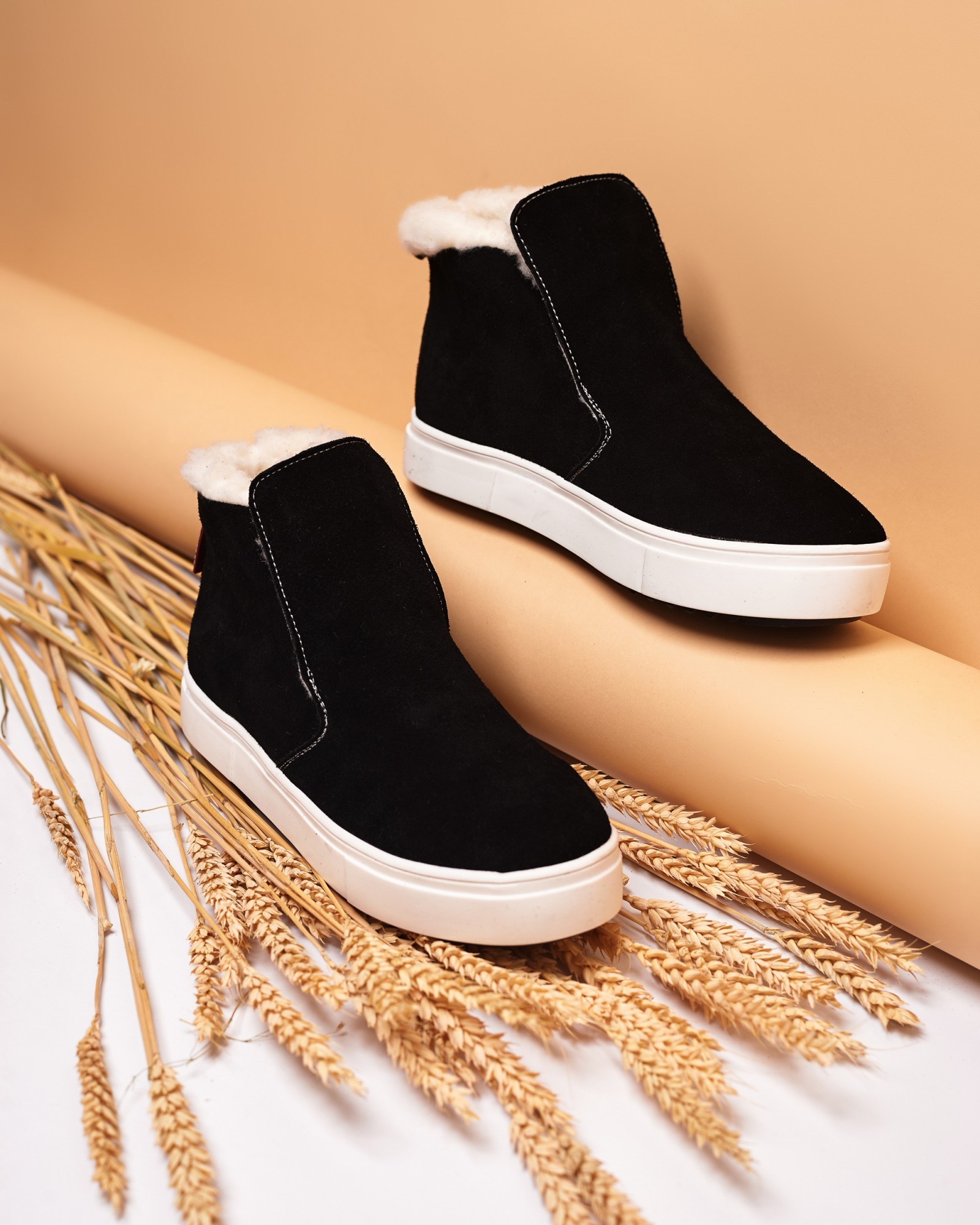 

Замшевые ботинки PADUCHINI ANKLE SLIP 38 24,5 см. Черные на белой подошве