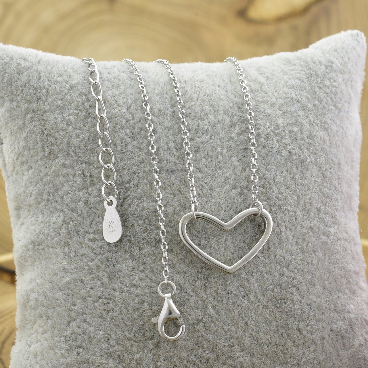 

Серебряное колье Сердце длина 38 + 7 см ширина 1 мм вес 2.17 г