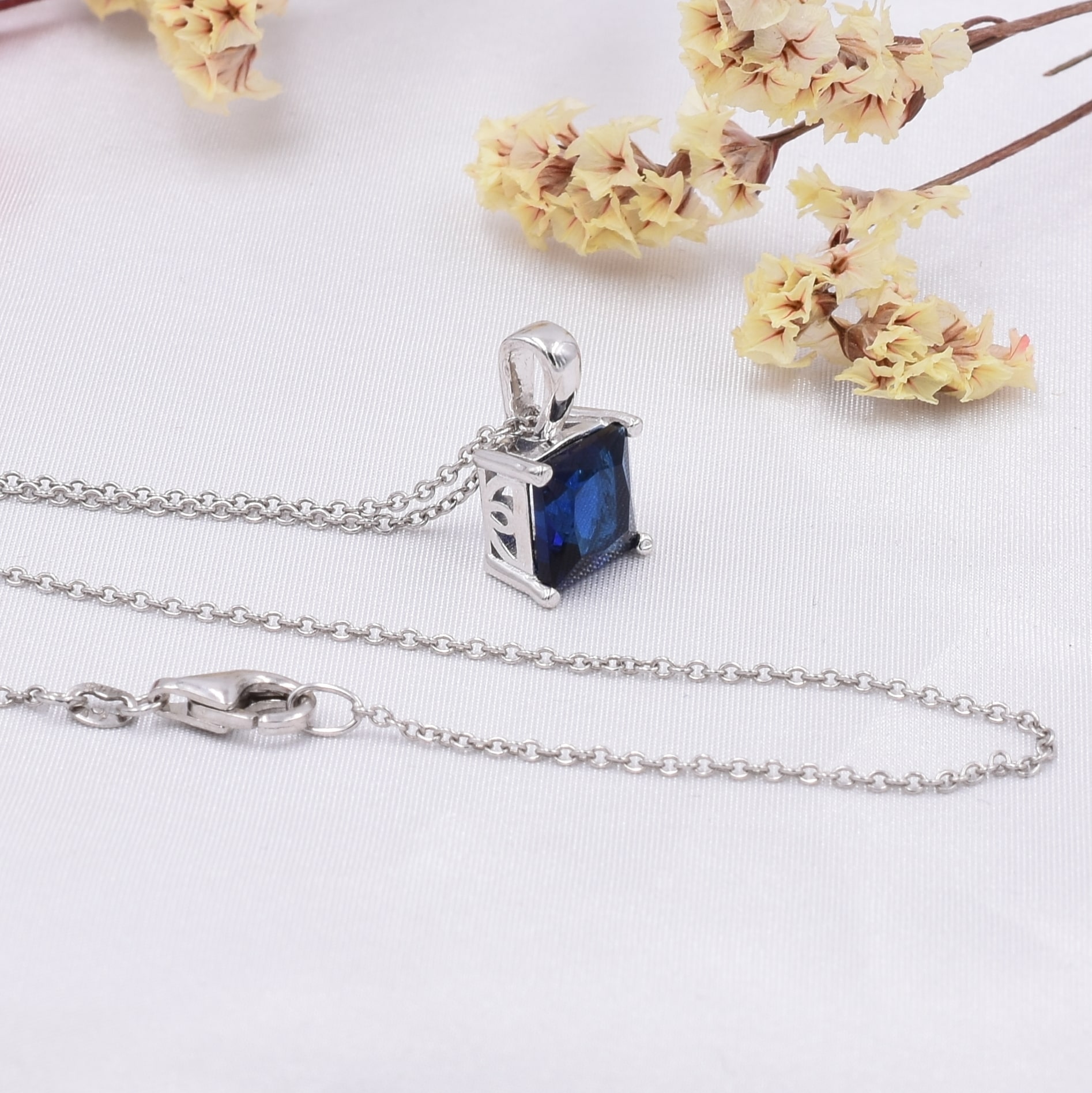 

Серебряное колье длина 55 см ширина 1 мм + кулон 14х9 мм синие фианиты вес 4.0 г