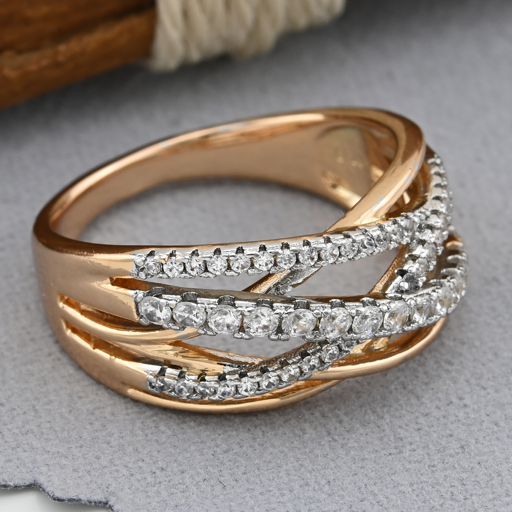 

Кольцо Xuping с родуванням 31611 рширина 10 мм белые фианиты позолота 18К17