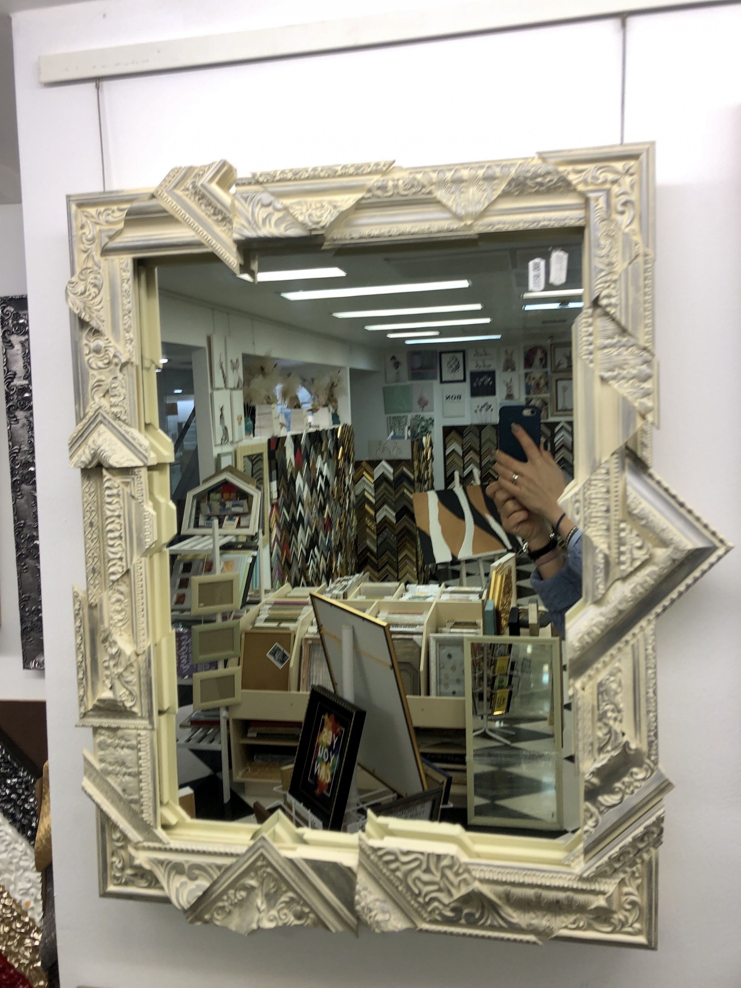 

Дизайнерское зеркало ручной работы в раме 570х660мм Frames Posters Decor