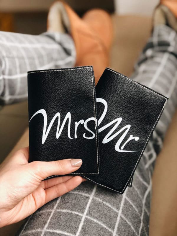 

Парные обложки на паспорт Mr и Mrs из черной экокожи Unique Covers(135 Passport Holder)