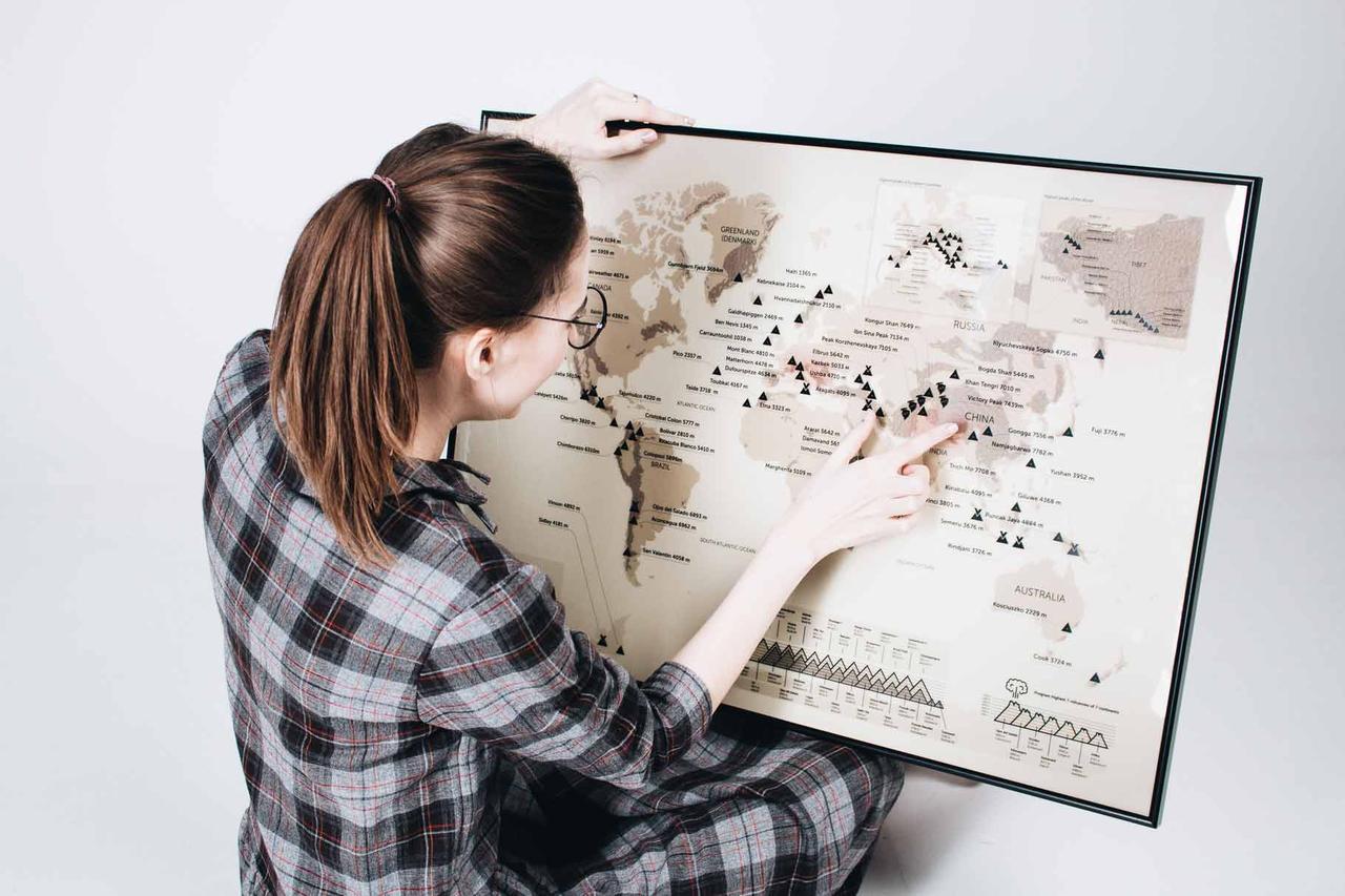 

Скретч-карта в раме горных вершин Discovery Map World