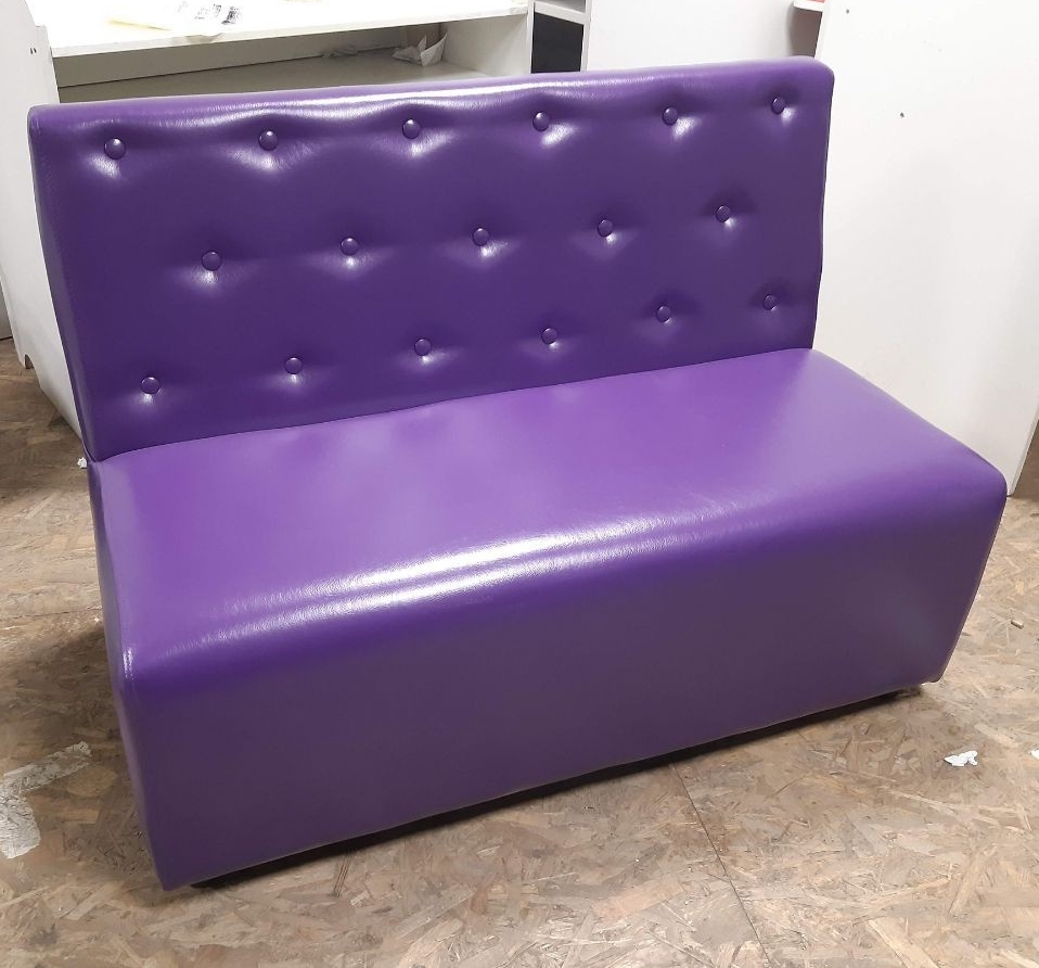 

Диван для зоны ожидания Oscar офисные диваны, для кафе, для дома, для кухни кожзам фиолетовый с пуговицами 100 см