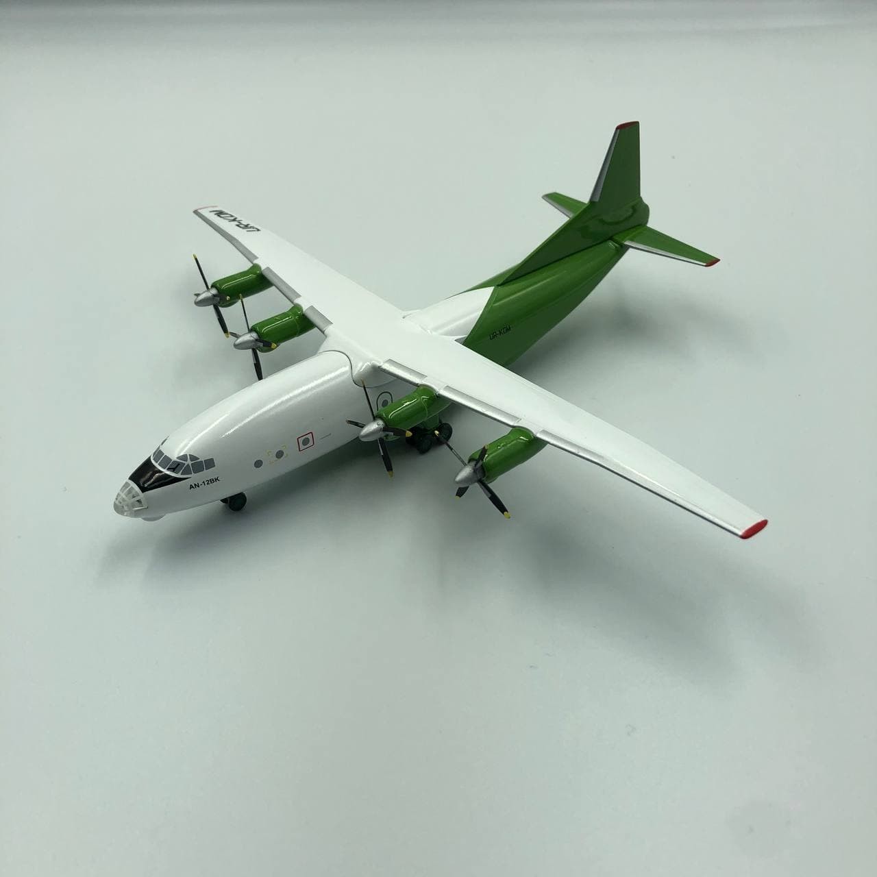 

​Модель літака: Антонов Ан-12 CavokUR-KOM зелено-білий