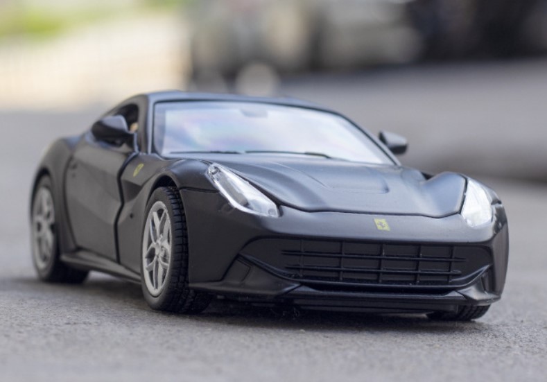 

Модель автомобиля из сплава Ferrari F12 детский черный игрушечный автомобиль 1:32