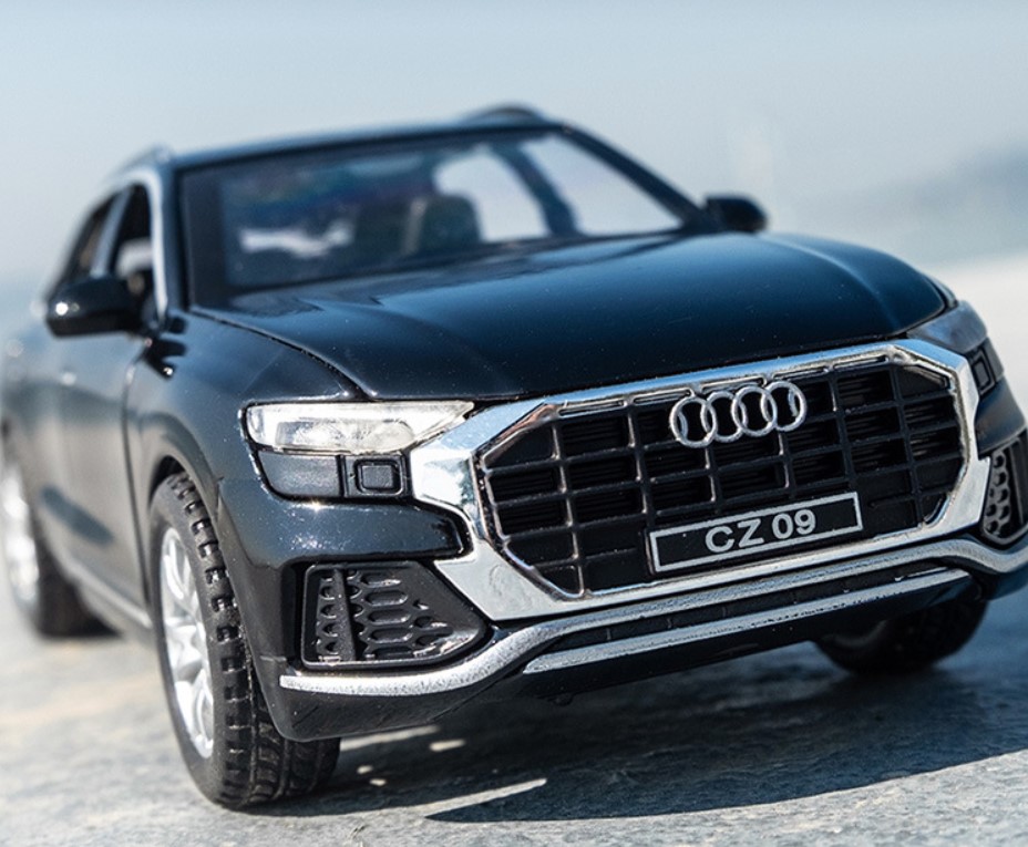 

Модель легкового автомобиля Audi Q8 1:32 со звуком и светом черного цвета