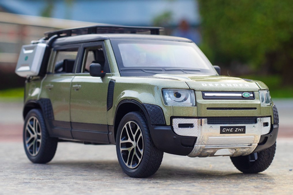 

Модель автомобиля Land Rover Defender 1:24 звук и свет зеленого цвета