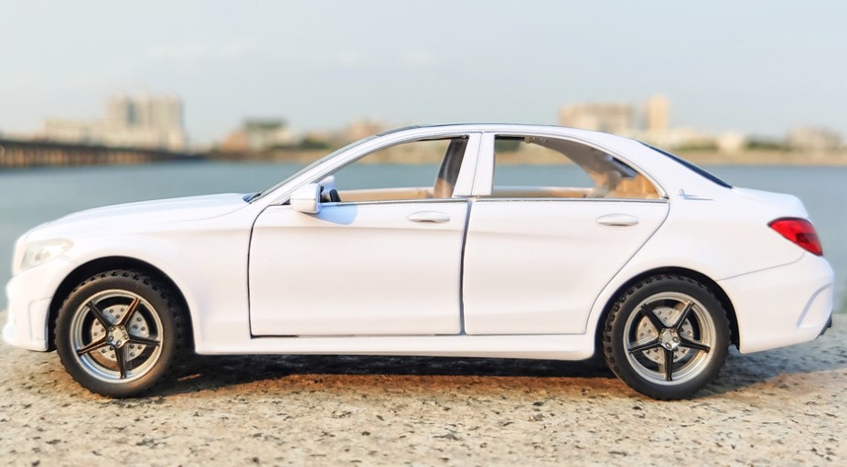 

Модель легкового автомобиля Mercedes-Benz C260 1:32 звук и свет белого цвета