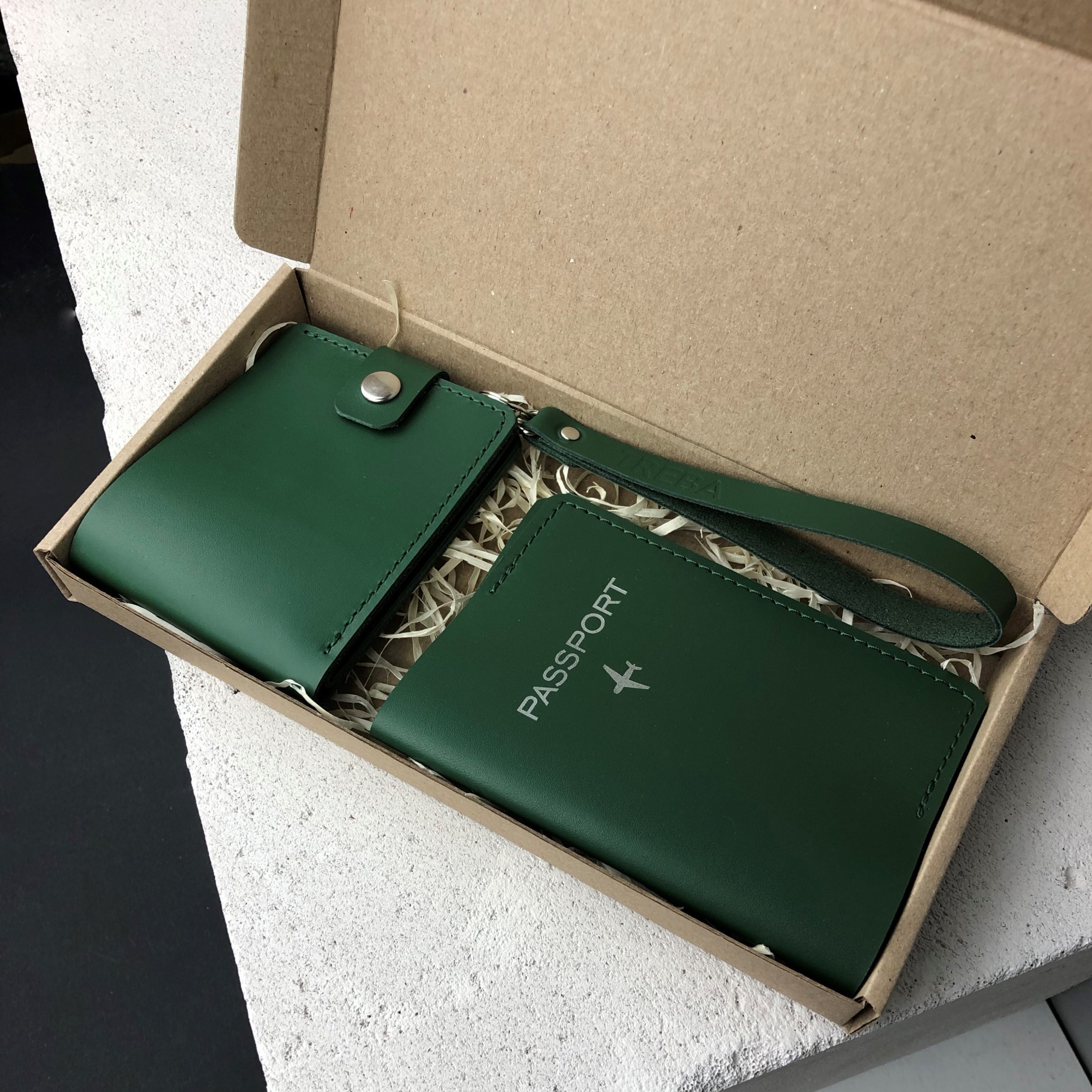 

Подарочный набор кожаных аксессуаров для женщин 1.0 TREBA 15026 Зеленый