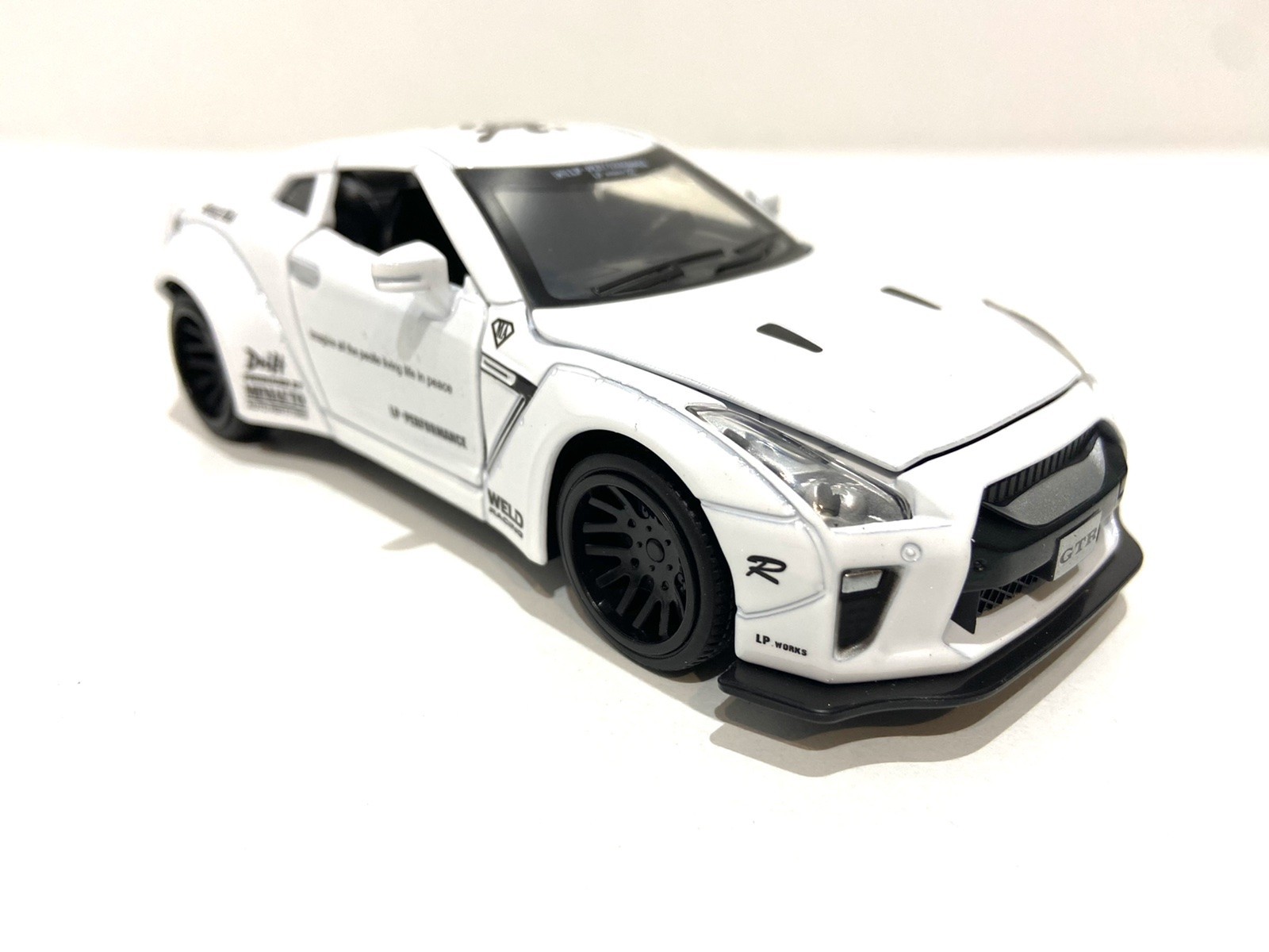 

Машинка TK Union Nissan GTR "Auto Expert"металлическая, свет, звук, инерционная 38071 белая