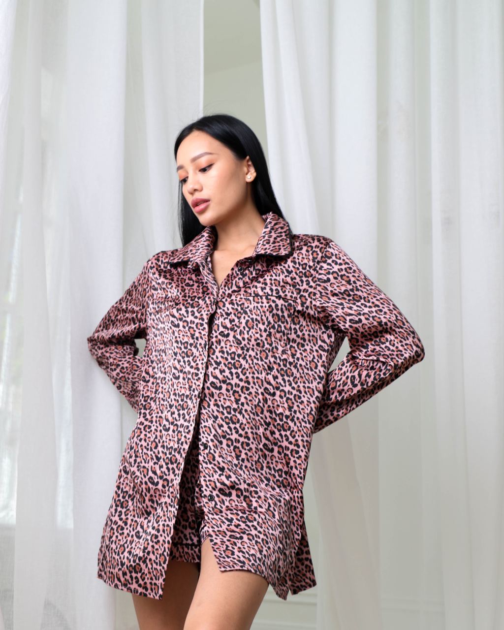 

Женская шелковая пижама шорты и длинная рубашка Леопард Розовый S Shuna Comfort