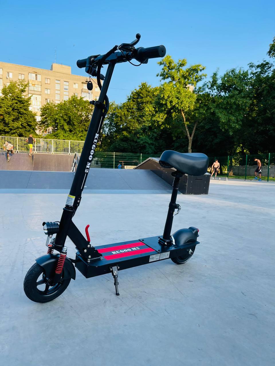 

Электросамокат Kugoo М2 Black c сиденьем 9.6Ач Черный колеса - аллюминиевый сплав Ненадувные колеса цельнорезиновые