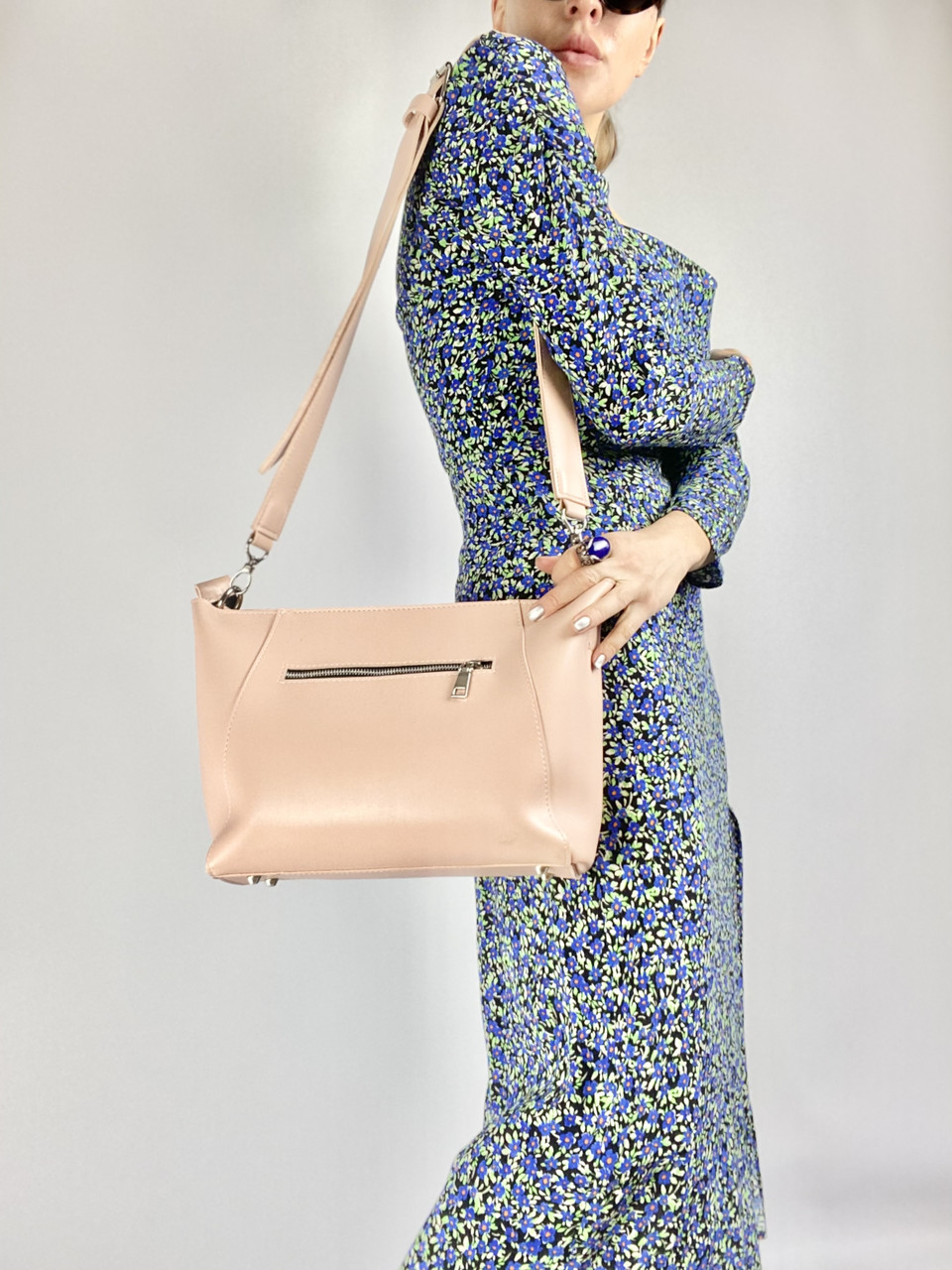 

Женская сумка пудровая на широком ремне из экокожи SMx3