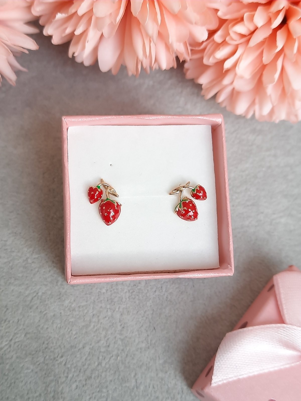 

Сережки Xuping КлубничкиГвоздики Медицинское золото Эмаль