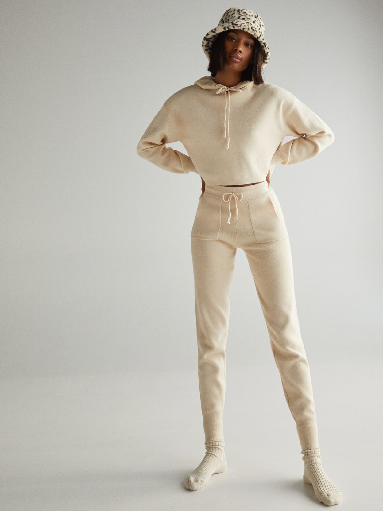 

Брюки Bershka 5163/693/323 M Молочные