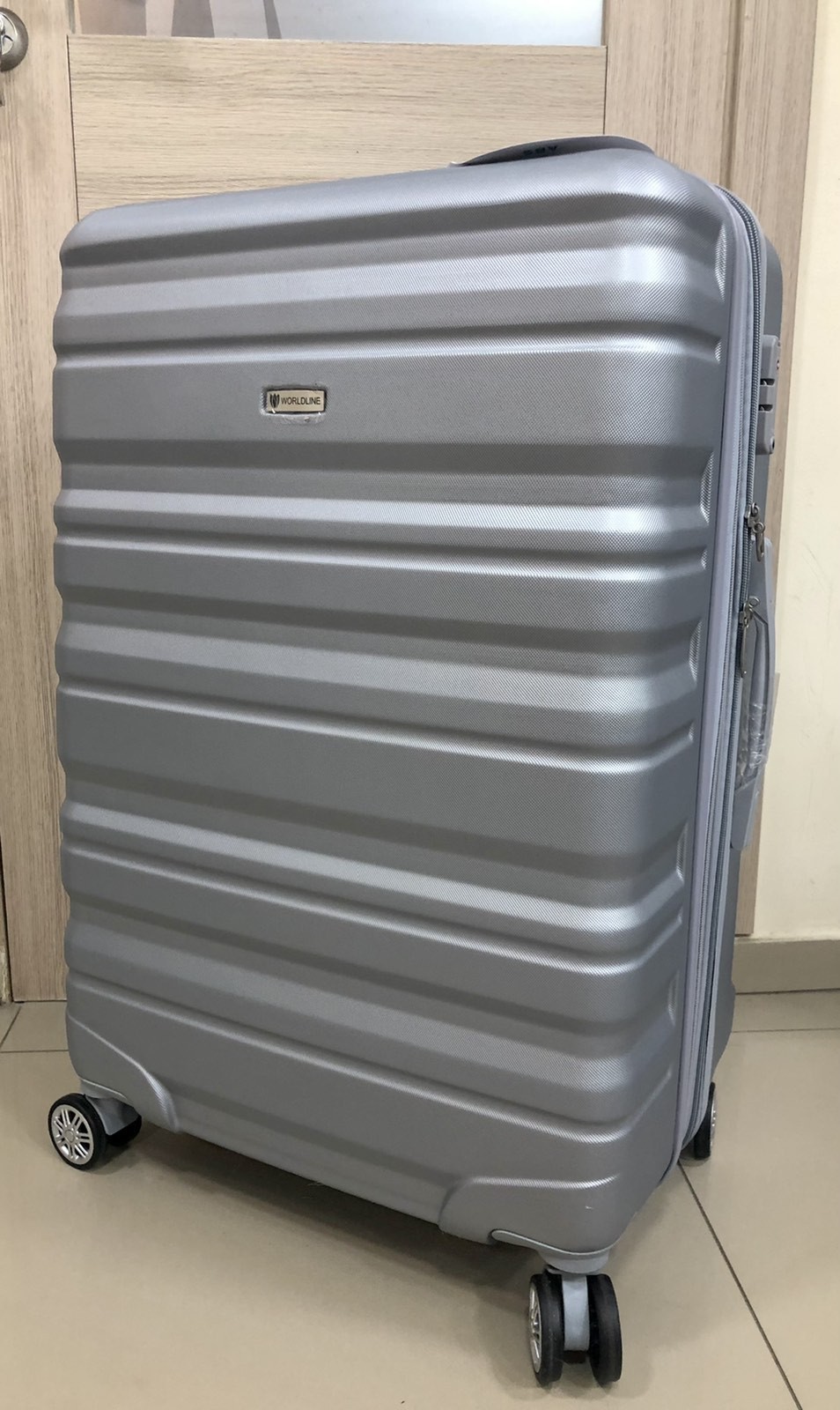 

Чемодан AIRTEX WORDLINE 628 M средний серебро