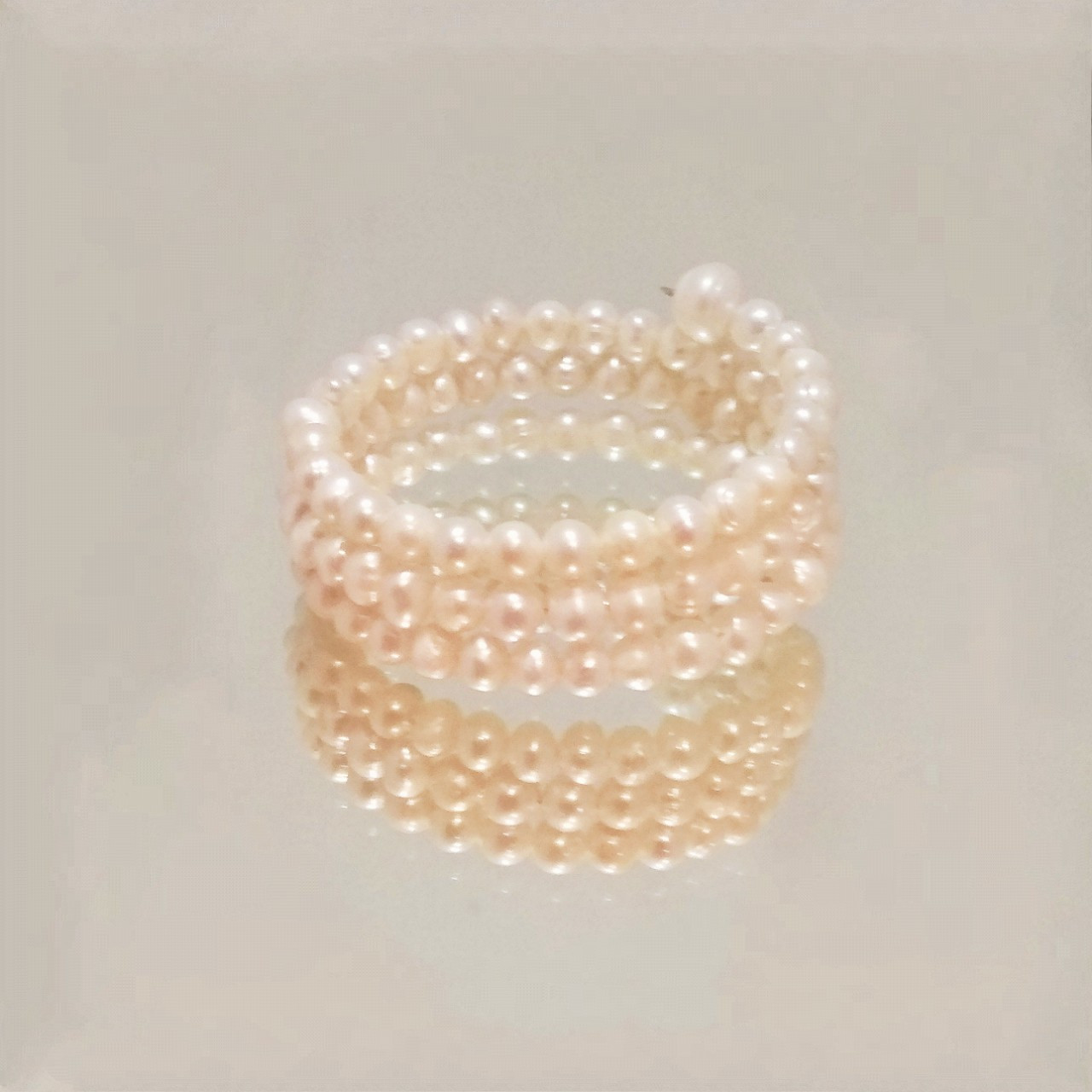 

Браслет из жемчуга на проволоке