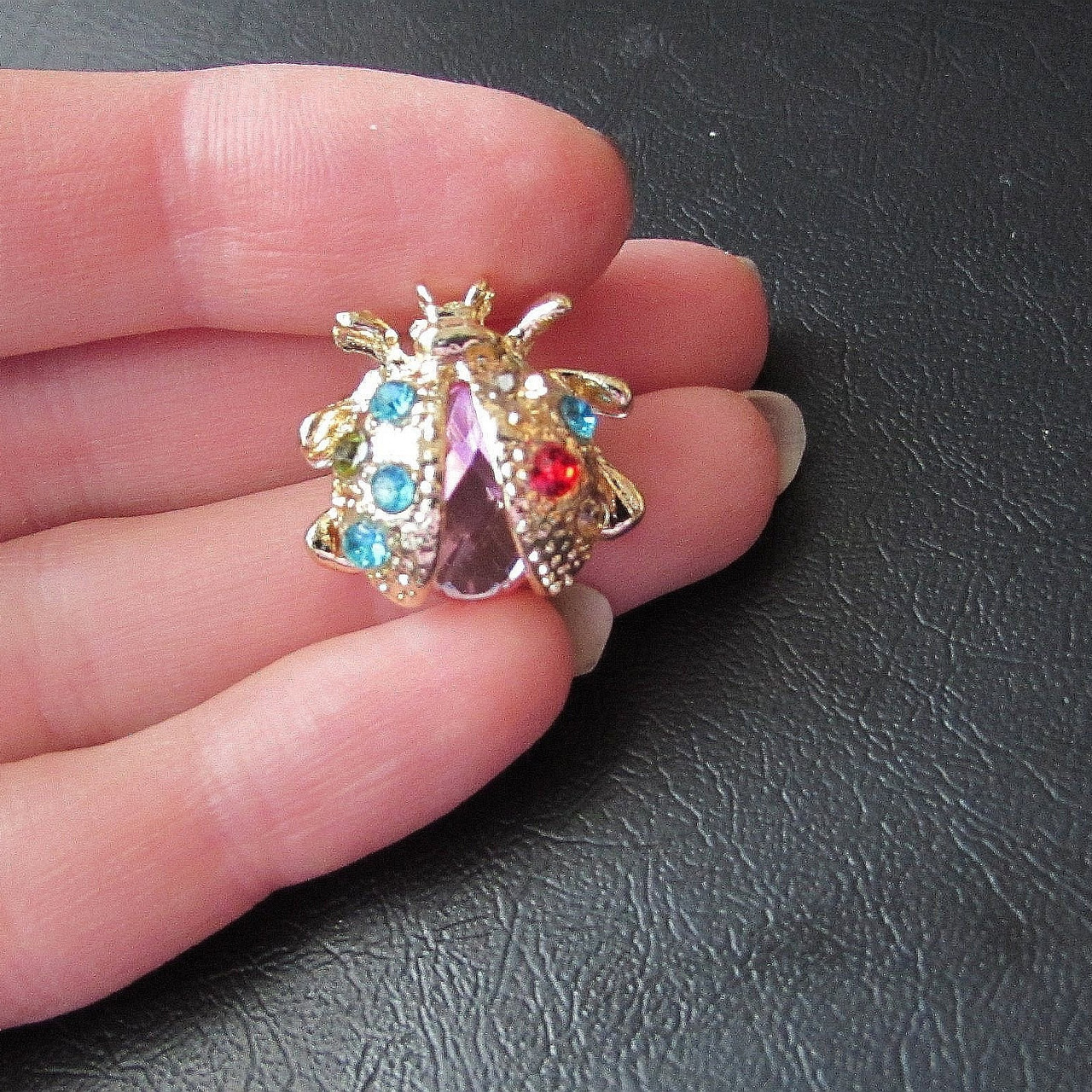 

Брошь в стразах божья коровка розовая Fashion Jewelry 4056