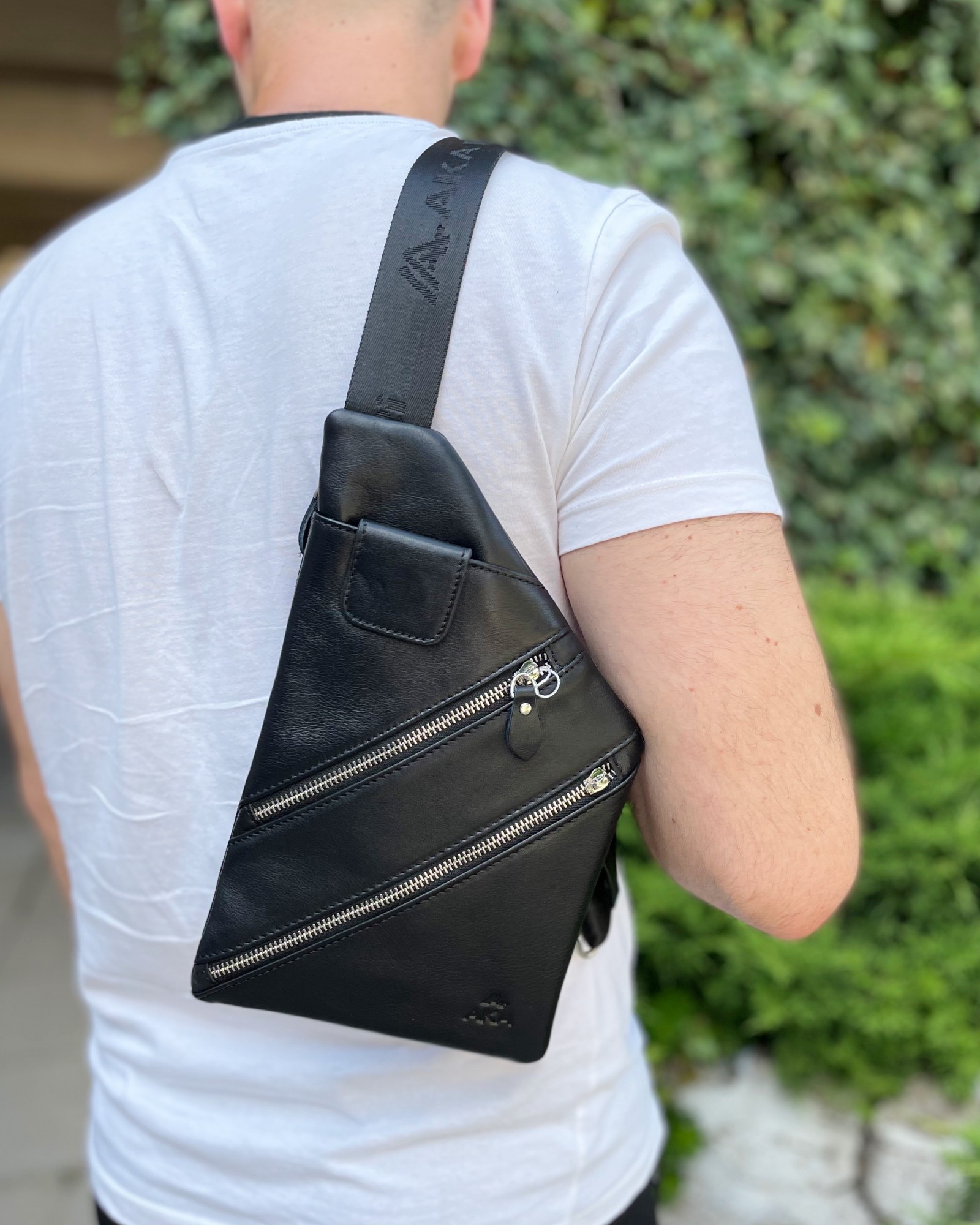 

Мужская кожаная сумка через плечо 30 19 4 см. Magicbag