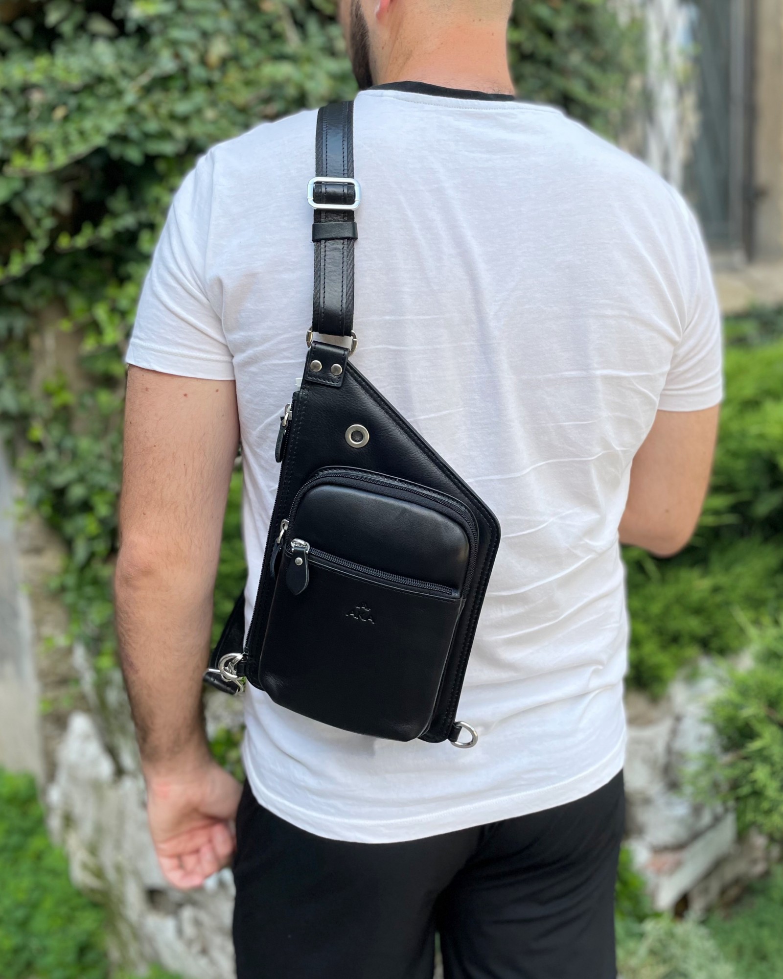 

Мужская кожаная сумка на плечо 26 19 4 см. Magicbag