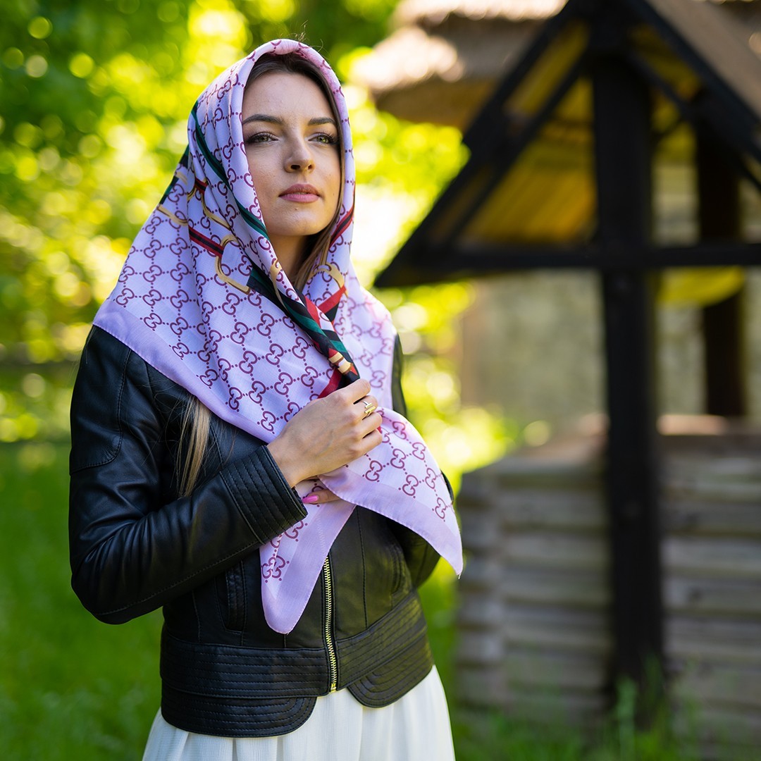 

Легка батистова хустина 1279.5