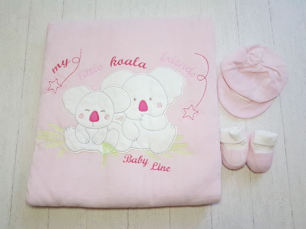 

Ковдра-конверт трансформер + шапка + пінетки велюр Коала Baby Line рожева 9-318-2