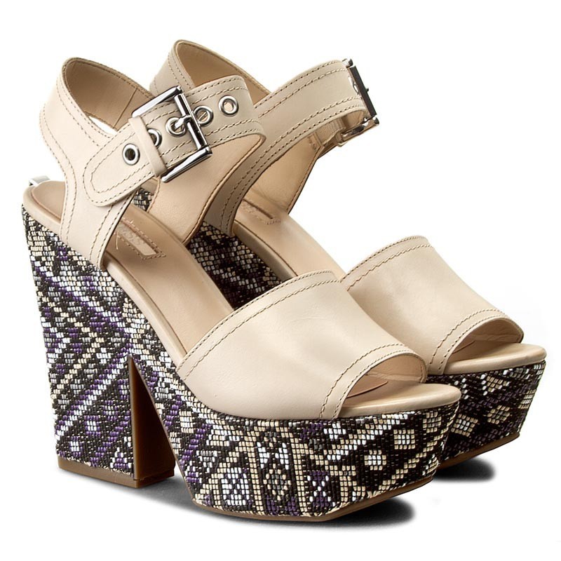 

Босоножки на платформе бежевые GUESS Carena 40
