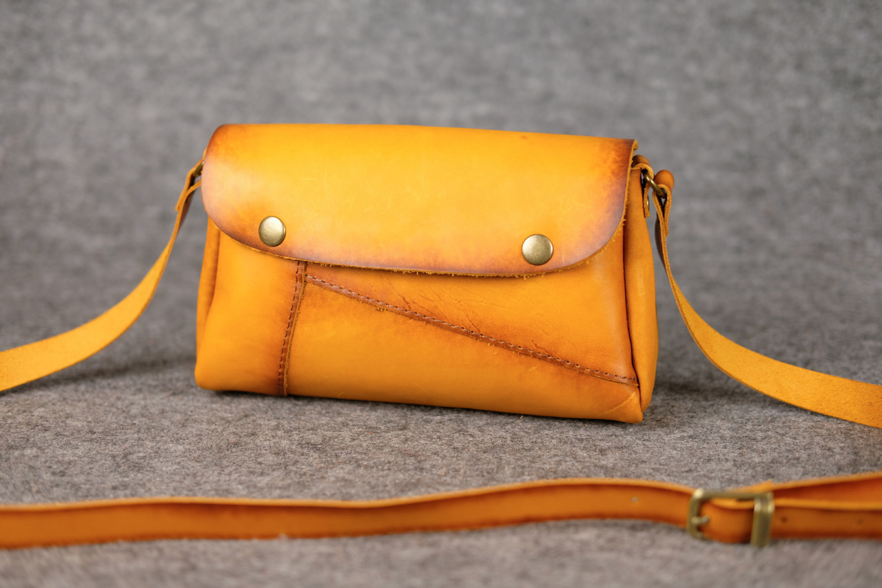 

Женская сумка кожанная итальянский краст Berty 22-1035 Янтарь