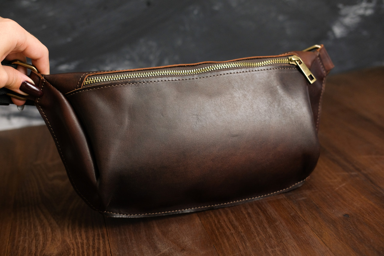 

Сумка-бананка кожаная Berty мини с фастексом Вишня