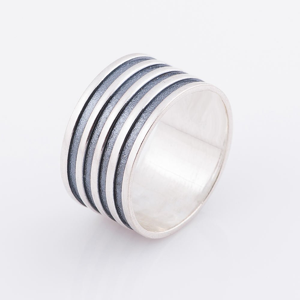 

Серебряное кольцо 11093а Оникс 17.5