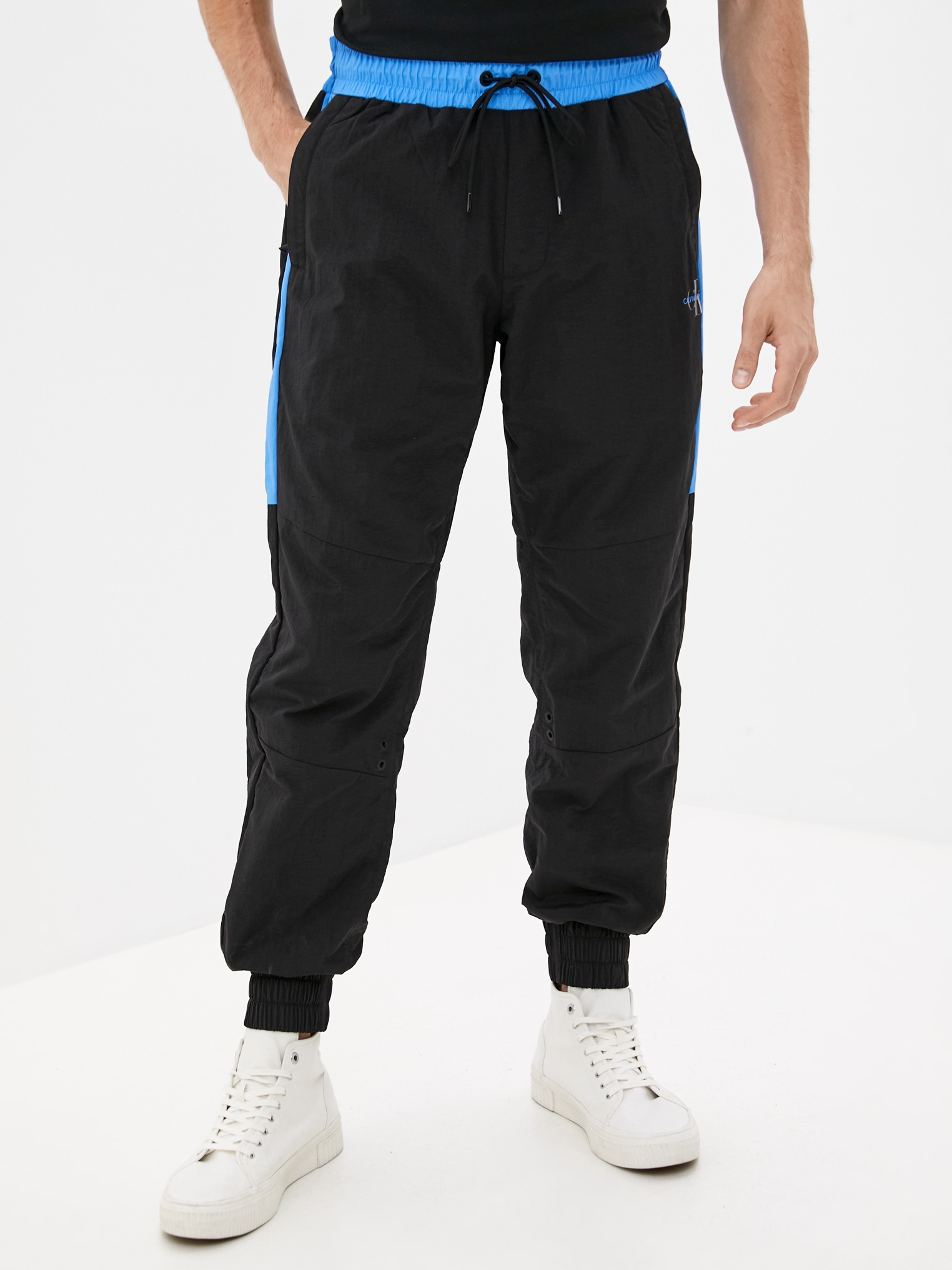 Акция на Спортивные штаны Calvin Klein Jeans Color Block Track Pant J30J318164-BEH L Черные (8719854129912) от Rozetka UA
