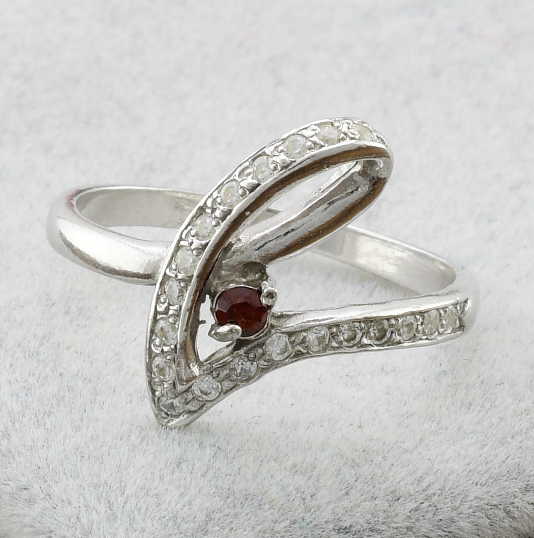 

Серебряное кольцо Грация вставка красный и белые фианиты 18