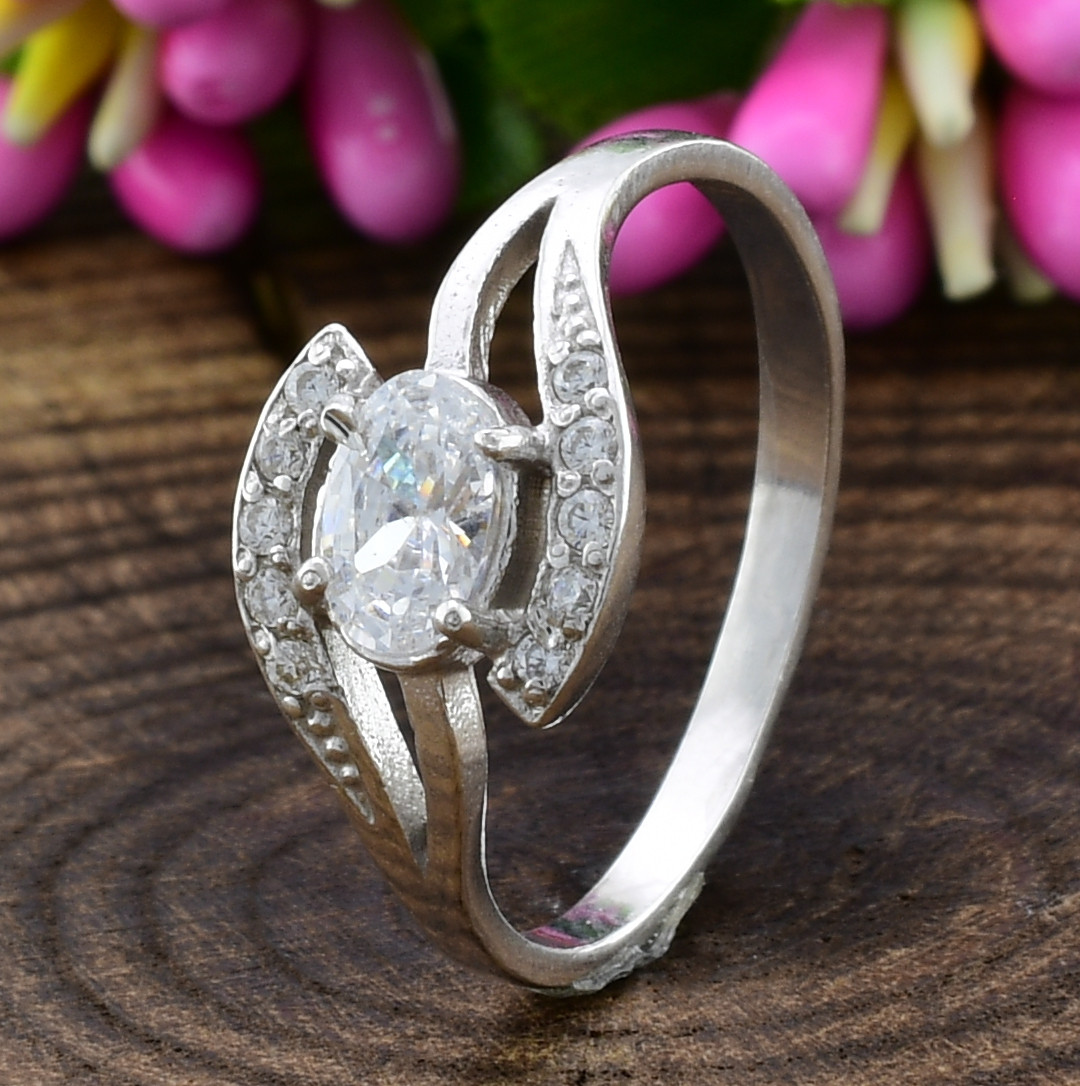 

Серебряное кольцо Миндаль вставка белые фианиты 18