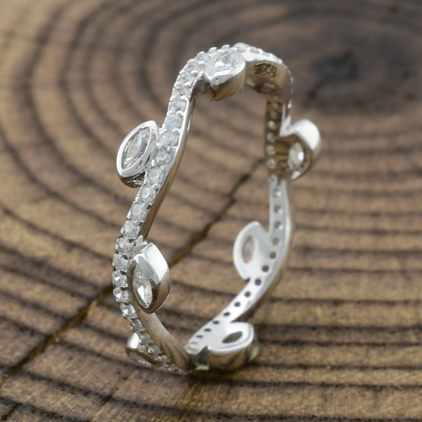 

Серебряное кольцо ТС510200 вставка белые фианиты 16