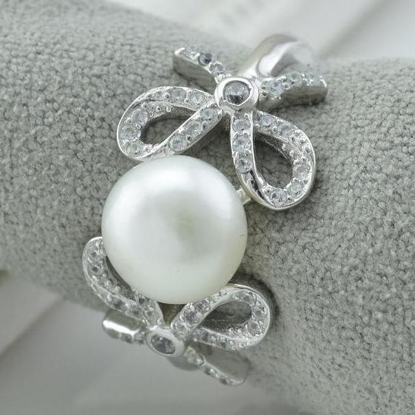 

Серебряное кольцо вставка искусственные жемчужины белые фианиты 19