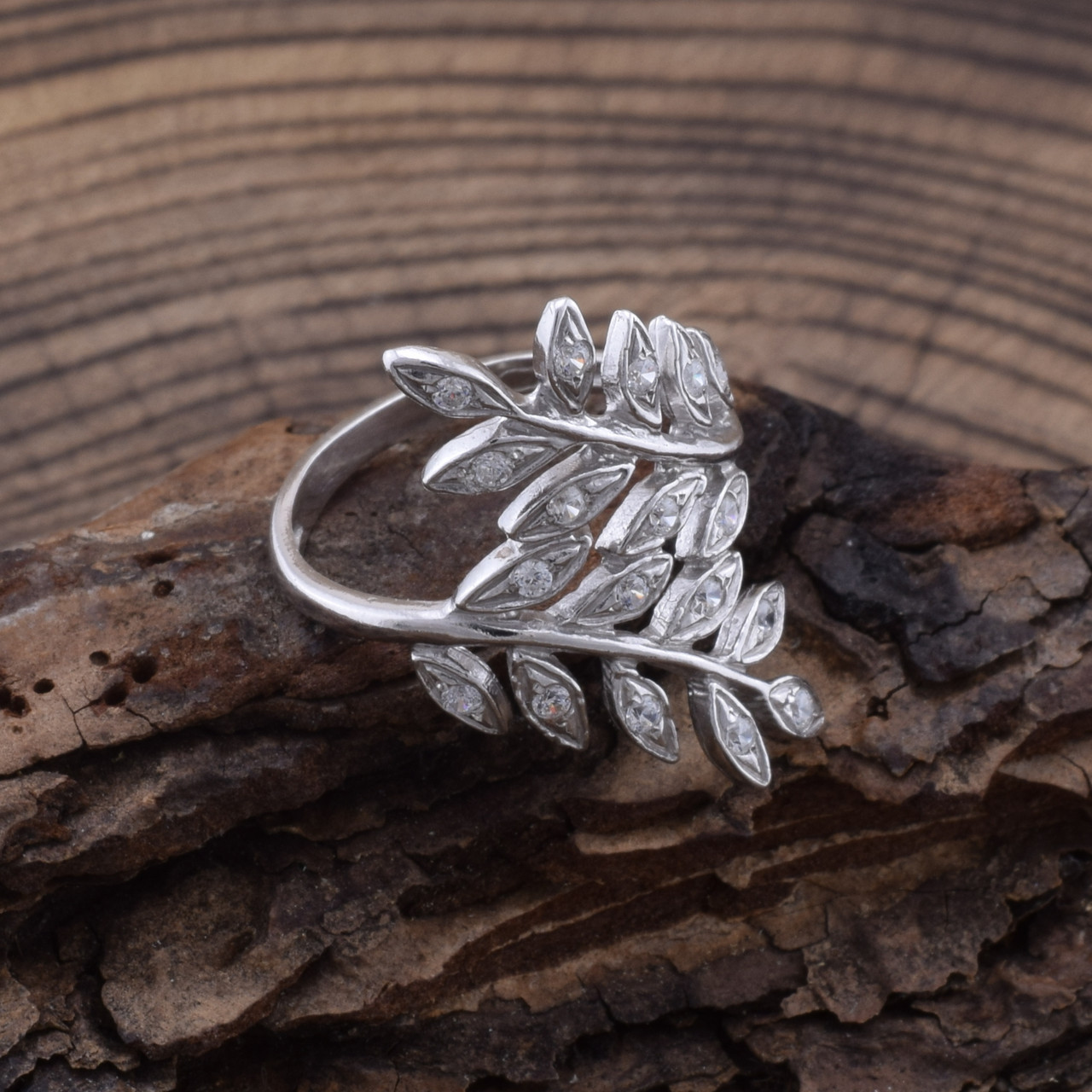 

Серебряное кольцо П1529 вставка белые фианиты 19