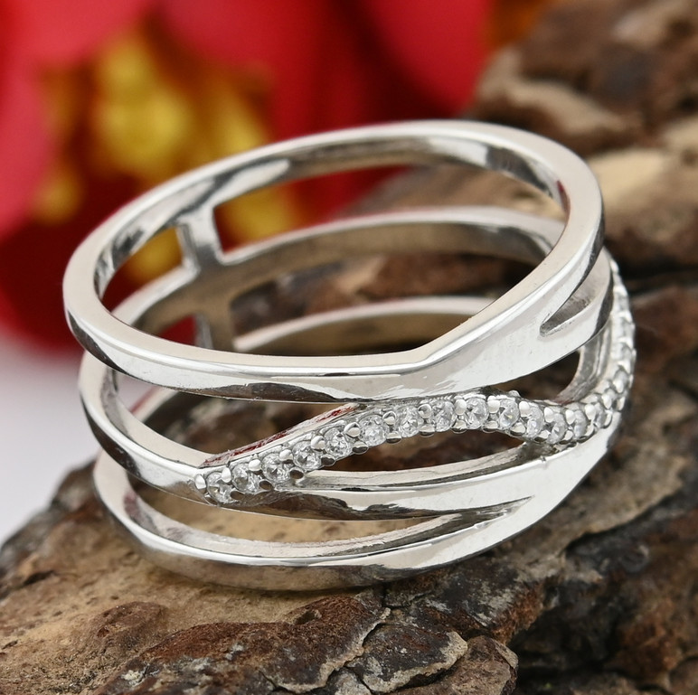 

Серебряное кольцо Ш715 вставка белые фианиты 18