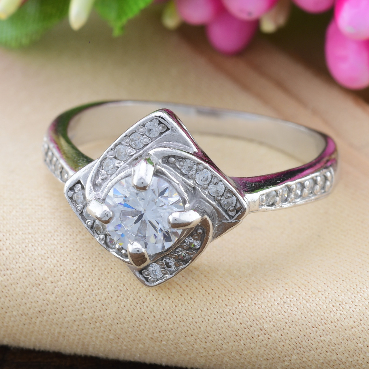 

Серебряное кольцо Сальса вставка белые фианиты 15