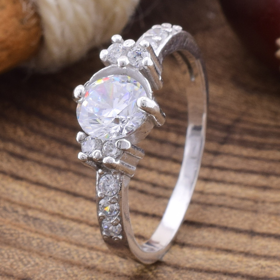 

Серебряное кольцо Дели вставка белые фианиты 17