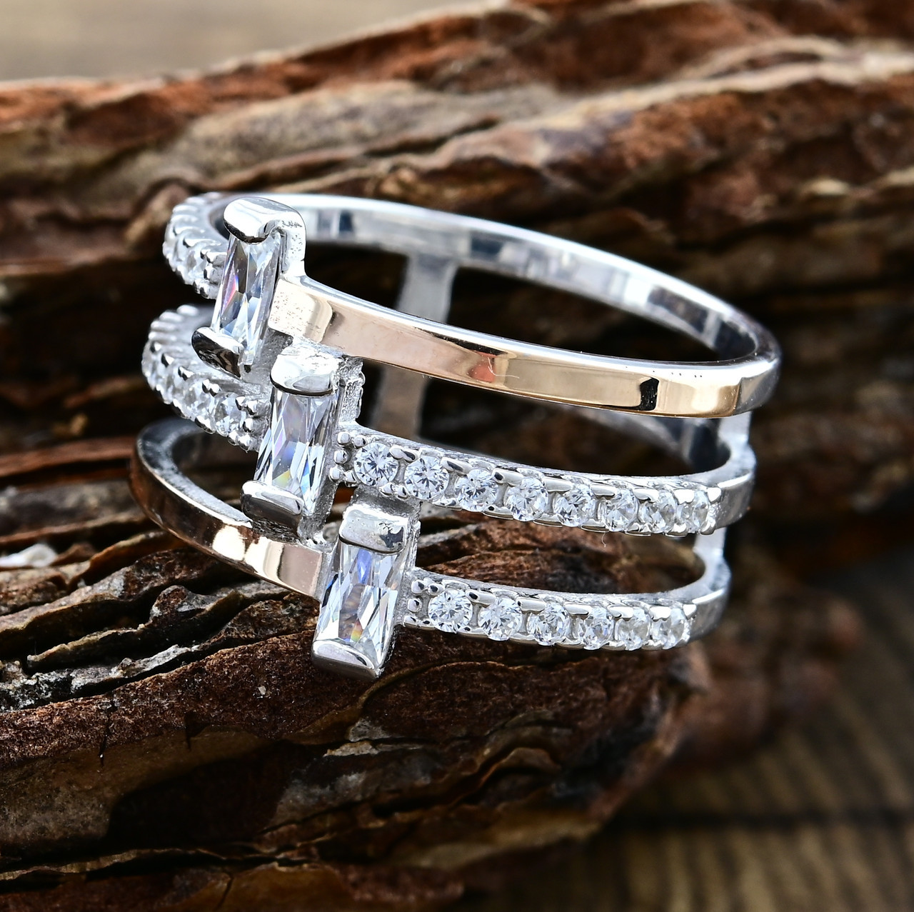 

Срібна каблучка жіноча з золотом Джерсі вставка білі фіаніти 19