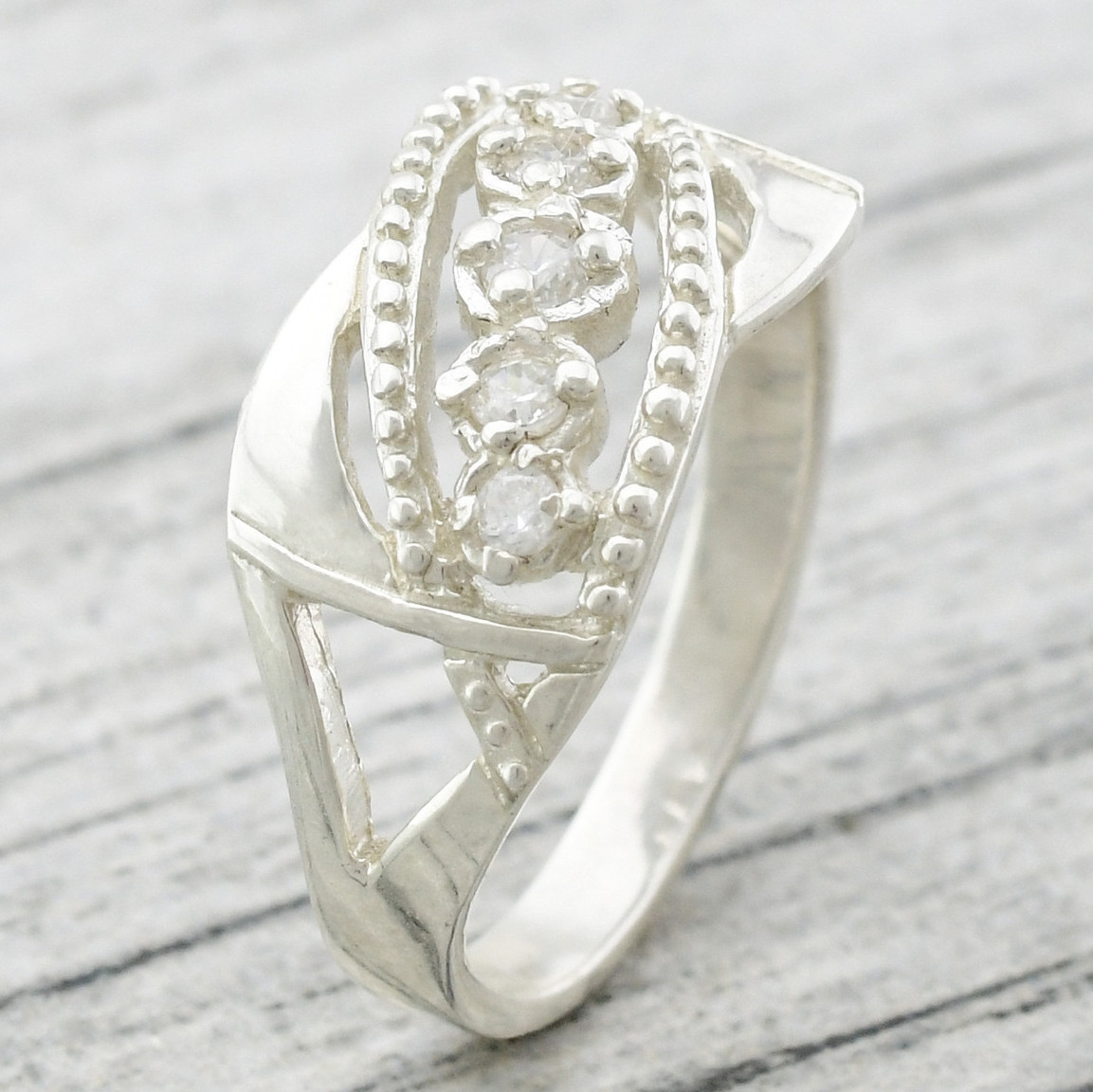 

Серебряное кольцо Николь вставка белые фианиты 18