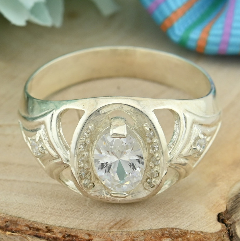 

Серебряное кольцо Индира вставка белые фианиты 21