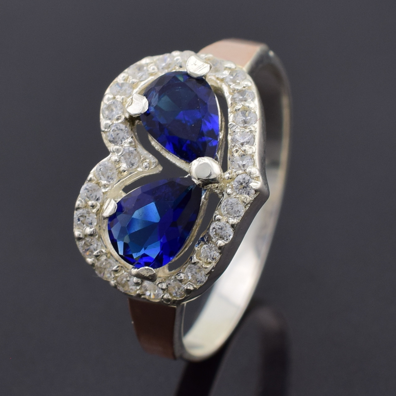 

Серебряное кольцо Любовь синие фианиты 18
