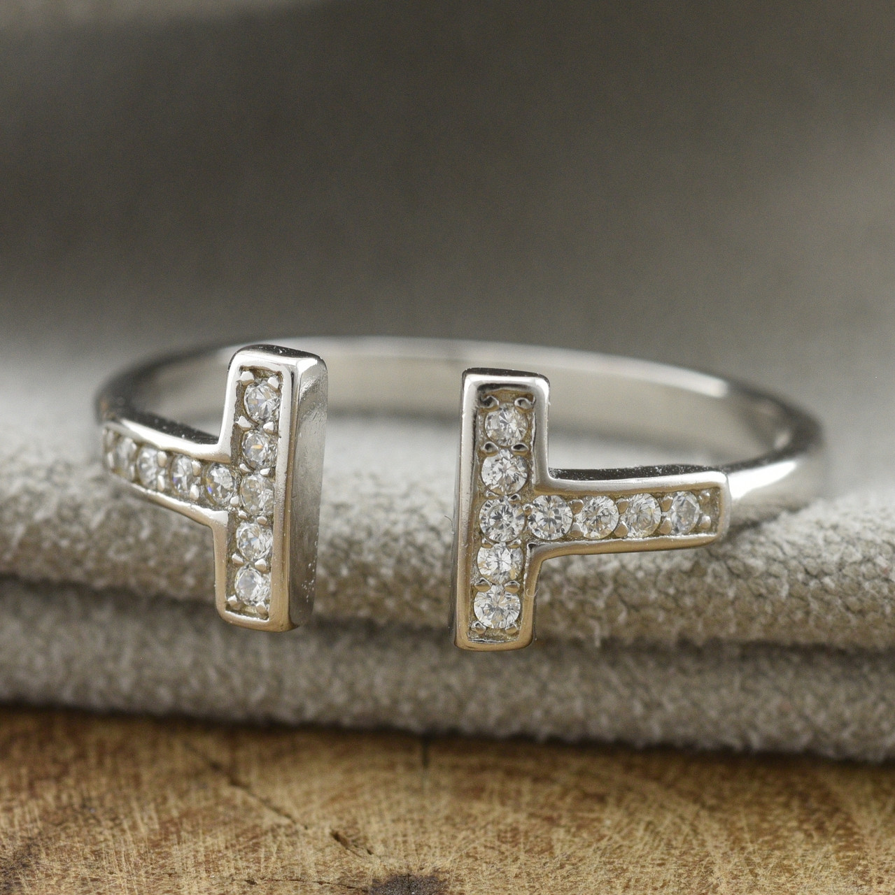 

Серебряное кольцо ТС510351б вставка белые фианиты 16