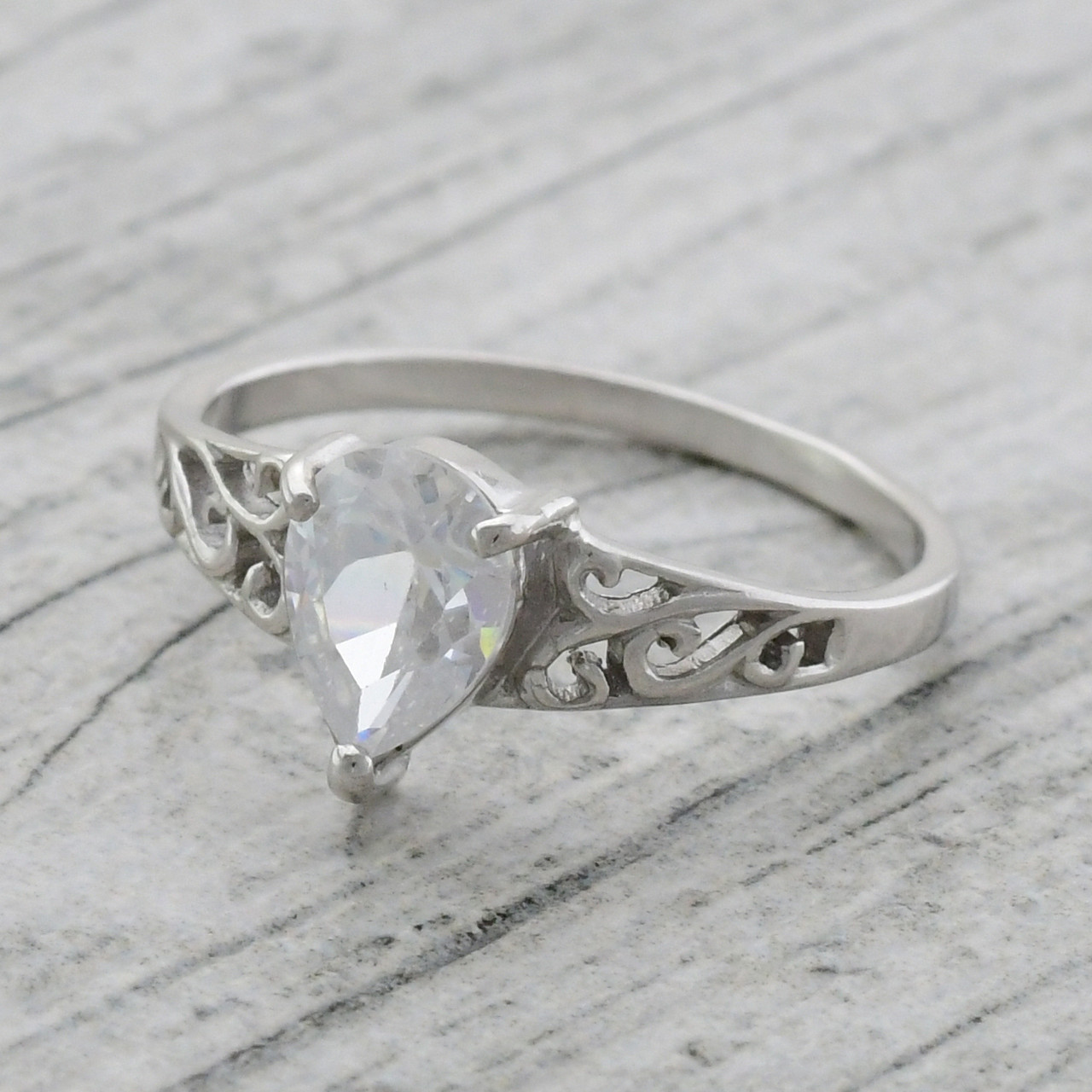 

Серебряное кольцо Сабина вставка белые фианиты 18