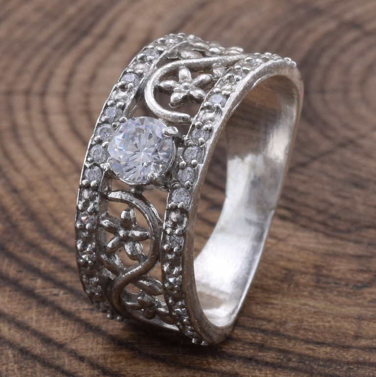 

Серебряное кольцо Джина вставка белые фианиты 18