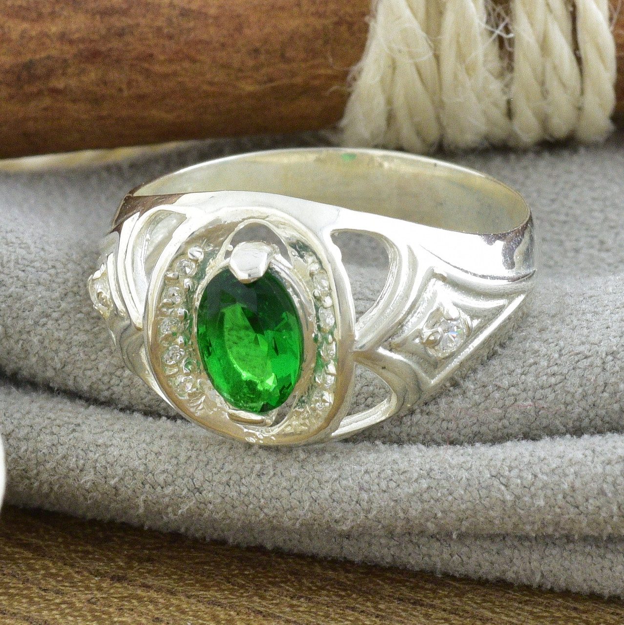 

Серебряное кольцо Индира вставка зеленый фианит 18