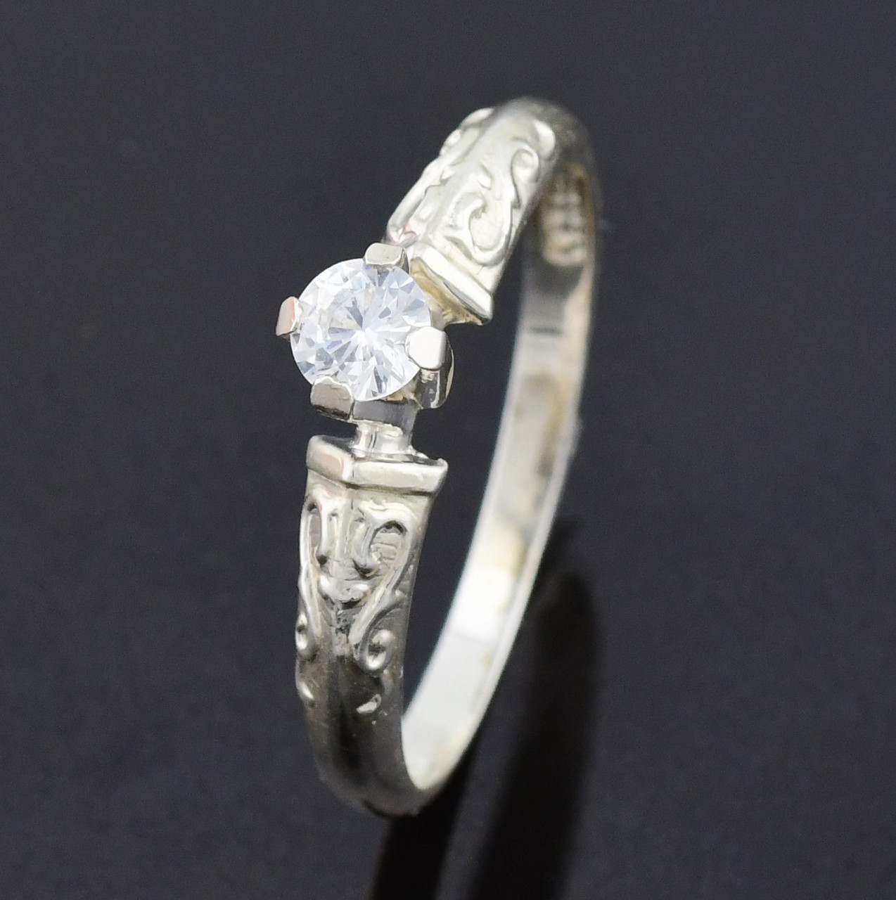 

Серебряное кольцо Бриллиант вставка белые фианиты 19.5