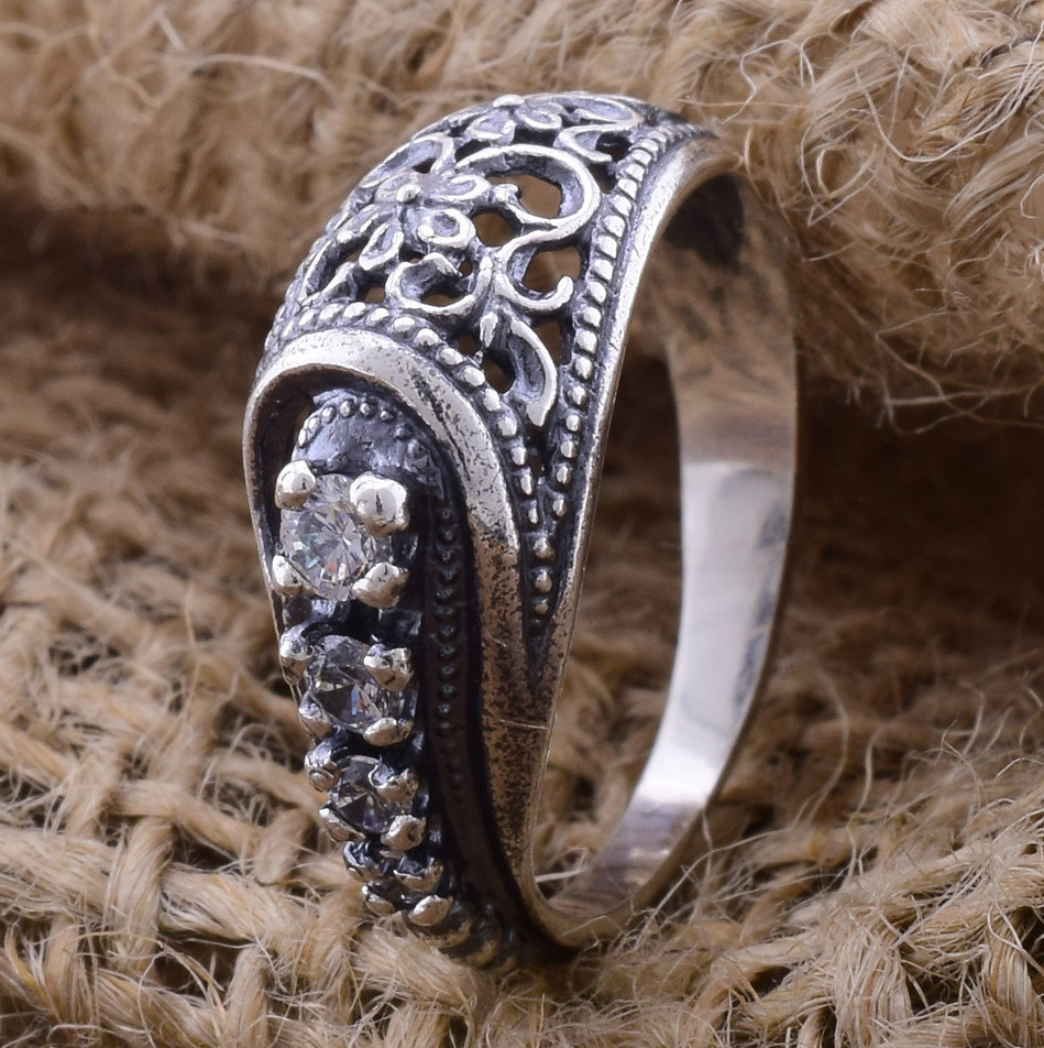 

Серебряное кольцо Марьяна вставка белые фианиты 18